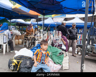 Batam, Indonesien - Februar 7, 2015: Leute Aktivitäten auf dem lokalen Markt in der Gegend von Batam Jodoh Stadt. Stockfoto