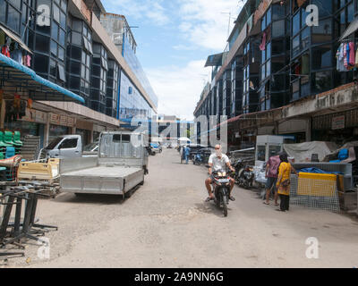 Batam, Indonesien - Februar 7, 2015: Leute Aktivitäten auf dem lokalen Markt in der Gegend von Batam Jodoh Stadt. Stockfoto