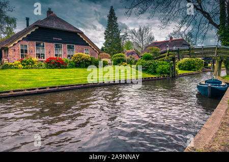 Gut, touristisches Dorf mit schmalen Wasserkanäle bekannt. Geordnete Häuser mit Ziergärten im Dorf Giethoorn, Niederlande, Europa Stockfoto