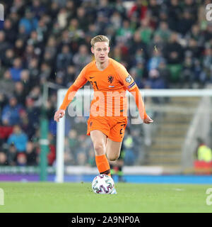 16. November 2019; Windsor Park, Belfast, County Antrim, Nordirland; EM-Qualifikationsspiel 2020, Nordirland gegen Niederlande, Netherland Frankie de Jong schiebt - Redaktionelle Verwendung Stockfoto