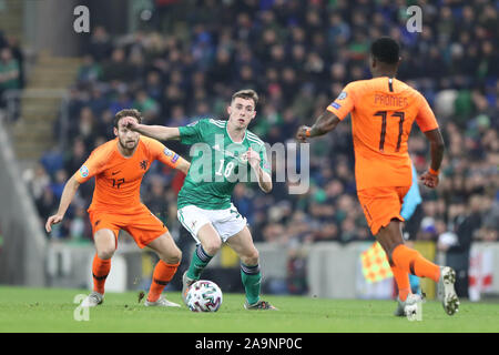 16. November 2019; Windsor Park, Belfast, County Antrim, Nordirland; EM-Qualifikationsspiel 2020, Nordirland gegen Niederlande; Gavin Whyte von Nordirland schiebt - Redaktionelle Verwendung Stockfoto