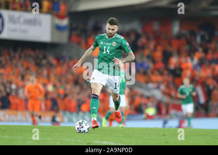 16. November 2019; Windsor Park, Belfast, County Antrim, Nordirland; EM-Qualifikationsspiel 2020, Nordirland gegen Niederlande, Nordirland Stuart Dallas bringt den Ball nach vorne - Redaktionelle Verwendung Stockfoto