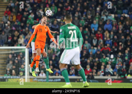 16. November 2019; Windsor Park, Belfast, County Antrim, Nordirland; EM-Qualifikationsspiel 2020, Nordirland gegen Niederlande, Netherland Luuk de Jong, gewinnt das header-redaktionelle Verwendung Stockfoto