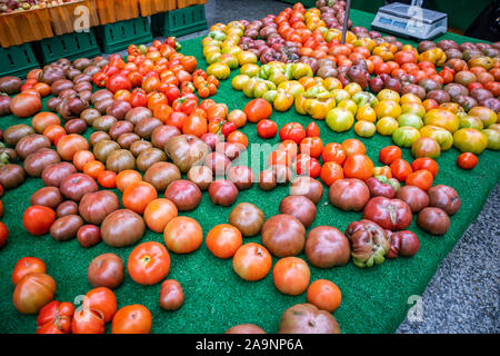 Bio Tomaten Sorte zum Verkauf bei einer open air Farmers Market Stall, Chicago, Illinois, USA Stockfoto