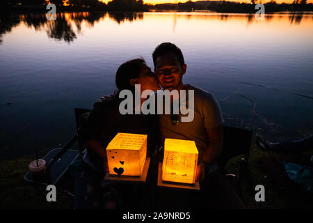 Los Angeles, USA. 16 Nov, 2019. Leute sorgen Wasser Lantern Festival in Los Angeles, USA, 16. November, 2019. Credit: Qian Weizhong/Xinhua/Alamy leben Nachrichten Stockfoto