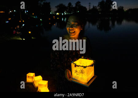 Los Angeles, USA. 16 Nov, 2019. Eine Frau nimmt Wasser Lantern Festival in Los Angeles, USA, 16. November, 2019. Credit: Qian Weizhong/Xinhua/Alamy leben Nachrichten Stockfoto