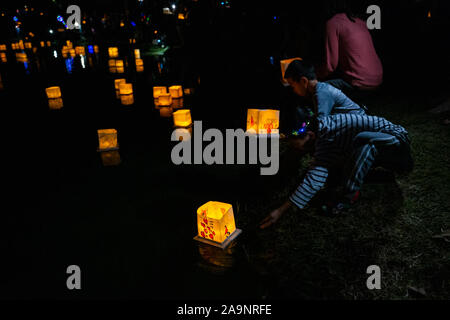 Los Angeles, USA. 16 Nov, 2019. Leute sorgen Wasser Lantern Festival in Los Angeles, USA, 16. November, 2019. Credit: Qian Weizhong/Xinhua/Alamy leben Nachrichten Stockfoto