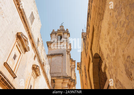 Schmale maltesischen Straßen in der Stadt Mdina, Blick auf den Glockenturm der Kirche Stockfoto