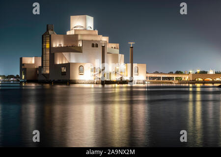 DOHA, Katar - Mai 11: Das Museum für Islamische Kunst (MIA) in der Nacht auf den 11. Mai, 2019 in Doha, Katar, im Nahen Osten. Das Museum wurde von der Welt famo konzipiert Stockfoto
