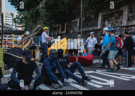 Hongkong, China. 16 Nov, 2019. Die Demonstranten auf die Straße, während lokale Bewohner klare Straßensperren und Ablagerungen. Credit: SOPA Images Limited/Alamy leben Nachrichten Stockfoto