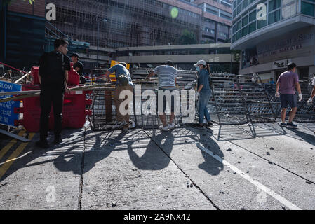 Hongkong, China. 16 Nov, 2019. Anwohner Barrikaden von regierungsfeindlichen Demonstranten Stellen abzubauen. Credit: SOPA Images Limited/Alamy leben Nachrichten Stockfoto