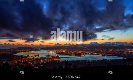 Panoramablick auf Ferrol Mündung mit Brücke und Werften stürmischen Himmel bei Dämmerung La Coruña Galicien Spanien Stockfoto