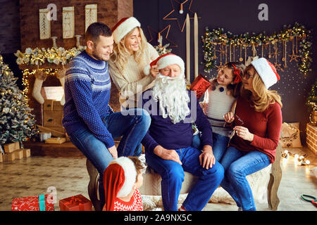 Happy Family im Haus mit Weihnachtsbaum feiert Weihnachten. Stockfoto