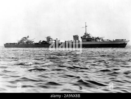 WW II Schiffe / Zweiten Weltkriegs Schiffe - Dieses Foto zeigt den französischen Zerstörer S-102 Fantasque, die an der US Naval Trockendock überholt wurde. Stockfoto