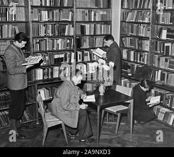 Die große Bibliothek enthält Bücher von jedem Feld und ist eine besondere Attraktion für Studenten in Graz. Stockfoto