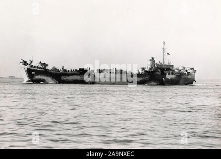 WW II Schiffe / Zweiten Weltkriegs Schiffe - LST-1033 von Navy Yard, Boston, Massachusetts gebaut Ca. 1946 Stockfoto