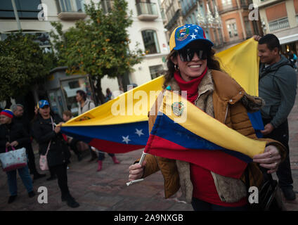 Malaga, Spanien. 16 Nov, 2019. Ein Demonstrator Holding eine venezolanische Flagge während der Protest gegen Nicolás Maduro Regierung und zur Unterstützung der Politiker Juan Guaidó, Führer der Opposition und selbst ernannten einstweiligen Präsidenten Venezuelas. Ein demonstrant gesehen hält eine venezolanische Flagge während der Protest gegen Nicolás Maduro Regierung und zur Unterstützung der Politiker Juan Guaidó, Führer der Oppositionspartei und selbsternannte interim Präsident von Venezuela. Credit: SOPA Images Limited/Alamy leben Nachrichten Stockfoto