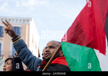 Madrid, Spanien. 16 Nov, 2019. Sahrauischen Mann macht ein Sieg Symbol während der Demonstration. Tausende Saharauis kommen aus ganz Spanien Ende der Besetzung von Marokko in der Westsahara, die Freiheit der politischen Gefangenen zu fordern, die zur Unterstützung der Frente Polisario und Lösungen von der spanischen Regierung zu verlangen. Western Sahara war eine spanische Kolonie, bis 1976 in Spanien das Gebiet verlassen. Später Marokko besetzten Teil der Westsahara und noch ein Teil der sahrauischen Bevölkerung lebt in Flüchtlingslagern in der Wüste, in Algerien und in Spanien. Credit: SOPA Images Limited/Alamy leben Nachrichten Stockfoto