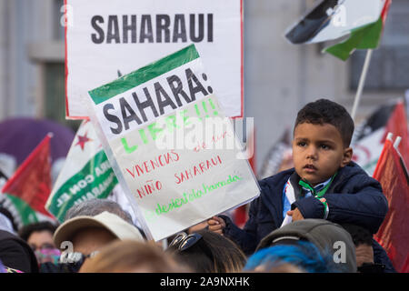 Madrid, Spanien. 16 Nov, 2019. Sahrauischen Kind mit Plakaten während der Demonstration. Tausende Saharauis kommen aus ganz Spanien Ende der Besetzung von Marokko in der Westsahara, die Freiheit der politischen Gefangenen zu fordern, die zur Unterstützung der Frente Polisario und Lösungen von der spanischen Regierung zu verlangen. Western Sahara war eine spanische Kolonie, bis 1976 in Spanien das Gebiet verlassen. Später Marokko besetzten Teil der Westsahara und noch ein Teil der sahrauischen Bevölkerung lebt in Flüchtlingslagern in der Wüste, in Algerien und in Spanien. Credit: SOPA Images Limited/Alamy leben Nachrichten Stockfoto