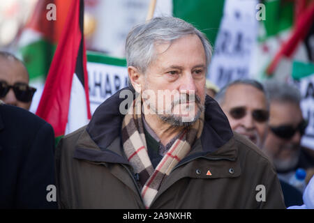 Madrid, Spanien. 16 Nov, 2019. Willy Meyer, ehemaliges Mitglied des Europäischen Parlaments, während der Demonstration. Tausende Saharauis kommen aus ganz Spanien Ende der Besetzung von Marokko in der Westsahara, die Freiheit der politischen Gefangenen zu fordern, die zur Unterstützung der Frente Polisario und Lösungen von der spanischen Regierung zu verlangen. Western Sahara war eine spanische Kolonie, bis 1976 in Spanien das Gebiet verlassen. Später Marokko besetzten Teil der Westsahara und noch ein Teil der sahrauischen Bevölkerung lebt in Flüchtlingslagern in der Wüste, in Algerien und in Spanien. Credit: SOPA Images Limited/Alamy leben Nachrichten Stockfoto