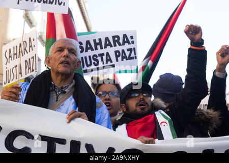 Madrid, Spanien. 16 Nov, 2019. Saharauis riefen Parolen während der Demonstration. Tausende Saharauis kommen aus ganz Spanien Ende der Besetzung von Marokko in der Westsahara, die Freiheit der politischen Gefangenen zu fordern, die zur Unterstützung der Frente Polisario und Lösungen von der spanischen Regierung zu verlangen. Western Sahara war eine spanische Kolonie, bis 1976 in Spanien das Gebiet verlassen. Später Marokko besetzten Teil der Westsahara und noch ein Teil der sahrauischen Bevölkerung lebt in Flüchtlingslagern in der Wüste, in Algerien und in Spanien. Credit: SOPA Images Limited/Alamy leben Nachrichten Stockfoto