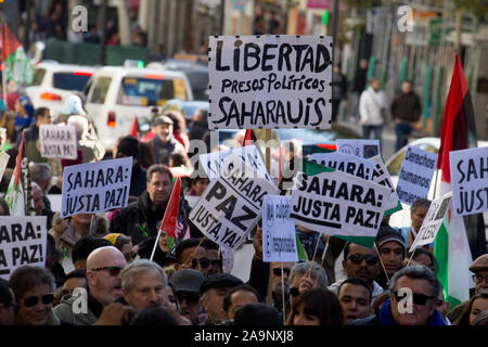 Madrid, Spanien. 16 Nov, 2019. Die Demonstranten Plakate während der Demonstration Halten. Tausende Saharauis kommen aus ganz Spanien Ende der Besetzung von Marokko in der Westsahara, die Freiheit der politischen Gefangenen zu fordern, die zur Unterstützung der Frente Polisario und Lösungen von der spanischen Regierung zu verlangen. Western Sahara war eine spanische Kolonie, bis 1976 in Spanien das Gebiet verlassen. Später Marokko besetzten Teil der Westsahara und noch ein Teil der sahrauischen Bevölkerung lebt in Flüchtlingslagern in der Wüste, in Algerien und in Spanien. Credit: SOPA Images Limited/Alamy leben Nachrichten Stockfoto