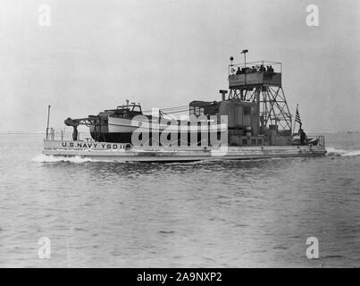 WW II Schiffe / Zweiten Weltkriegs Schiffe - YSD-11 Wasserflugzeug Wrecking Derrick von Navy Yard, Boston, Massachusetts gebaut Ca. 1946 Stockfoto