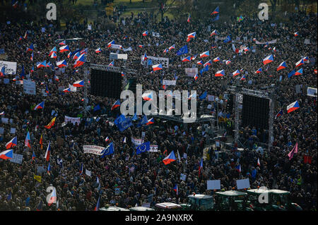 Prag, Tschechische Republik. 16 Nov, 2019. Masse der Demonstranten mit Fahnen, Banner und Plakate während der Demonstration. Einen Tag vor der offiziellen Feier zum 30. Jahrestag der Samtenen Revolution Tausende protestieren gegen den Rücktritt von Premierminister der Republik Tschechien, Andrej Babis. Die Millionen Momente für Demokratie (Veranstalter) stellen ein Ultimatum für die PM, Andrej Babis bat ihn, daß er entweder seine Interessenkonflikt entfernen; loszuwerden die Agrofert fest und die Bundesministerin der Justiz, Marie Benesova entlassen oder zurücktreten. Credit: SOPA Images Limited/Alamy leben Nachrichten Stockfoto