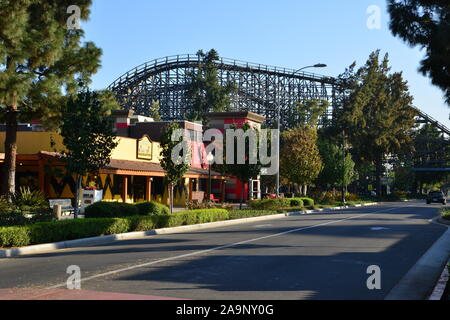 Eine hölzerne Achterbahn in Knott's Berry Farm in Los Angeles. Stockfoto