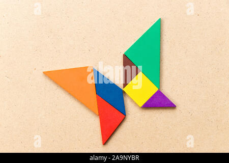 Farbe tangram Puzzle in butterfly Form auf Holz Hintergrund Stockfoto