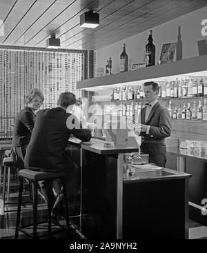 Finnland Geschichte - Kunden Osuusliike im Restaurant Theke Mäki-Mat's Business Center.Ca. 1961 Stockfoto