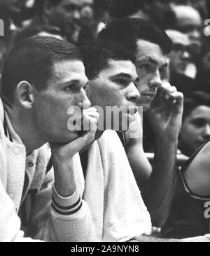 Foto von Jeff Mullins, Willie Jones und Bill Bradley an den 1964 US Olympic Basketball Team Elimination Turnier Stockfoto