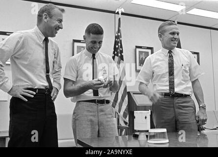 (18. Oktober 1968) - - - Die Crew von Apollo 8 Mission ist in Gebäude 4 fotografiert, bei dem bemannte Raumfahrzeuge Center (MSC), wo Sie sich in die Arbeit im Unterricht im Test Review und Verfahren brennen beteiligt sind. Zu Recht, sind Astronauten James A. Lovell jr., William A. Anders, und Frank Borman Links. Stockfoto