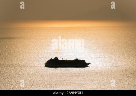 Kreuzfahrtschiff silhouette Segeln auf Ruhe erleben am Abend Stockfoto