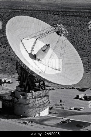 1972 - 210 "Parabolantenne in Goldstone Ca-in Tracking Pioneer Sonde verwendet Stockfoto