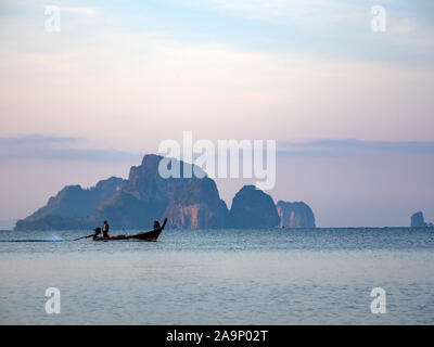 Traditionellen Longtail-Boot am Strand in Thailand Stockfoto