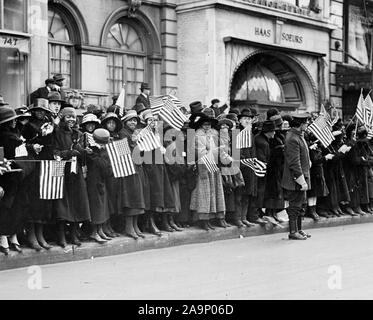 WW ich Fotos - Farbig/Afrikanische amerikanische Truppen - Massen warten auf die Parade der berühmten 369 farbige Infanterie, ehemals 15 NY Regulars, New York City Ca. 1919 Stockfoto