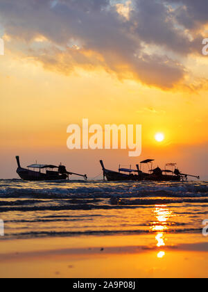 Traditionellen Longtail-Boot am Strand in Thailand Stockfoto