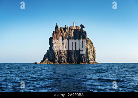 Die kleine vulkanische Insel namens trombolicchio" in der Nähe von Stromboli, Äolische Inseln, Italien Stockfoto