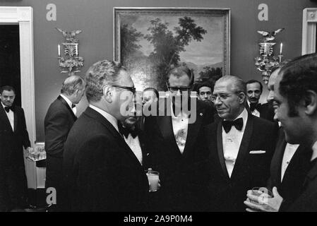 5/1/1975 - Foto von Henry Kissinger, Hedi Nouira und andere Gäste sprechen bei einem Empfang im Roten Saal vor dem Hirsch Abendessen ehrt Ministerpräsident Nouira von Tunesien Stockfoto