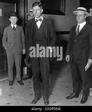 1918 - Festnahme von Außerirdischen Feinde in den USA-Jeremiah O'Leary in der Haft. Jeremiah O'Leary von der Bundesbehörde in einem Land Suche aufgespürt wurde nach New York, 18. Juni 1918 brachte. Foto zeigt ihn an das Gebäude nach seiner Ankunft in der Stadt ergriffen werden, Stockfoto