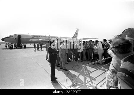 1976, April - Andrews Air Force Base - Henry Kissinger, kenianische Beamte (evtl. 3 kenianischen Mitglieder des Kabinetts), Medien, Geheimdienst - stehend auf dem Asphalt; Henry Kissinger am Mikrofon sprechen zu drücken - Staatssekretär Reise nach Afrika; Abfahrt Flughafen; Erläuterungen zu drücken Stockfoto