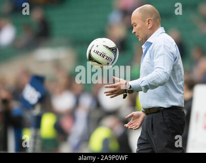 Twickenham, Vereinigtes Königreich. England Rugby Manager, Eddie Jones, zeigt seine Kugel Fähigkeiten. Während des England pre match Aufwärmen, sechs Nationen International Rugby, Calcutta Cup Spiel, England gegen Schottland, RFU-Stadion, Twickenham, England, Samstag, 11.03.2017. [Pflichtfeld Kredit; Peter Spurrier/Intersport - Bilder] Stockfoto