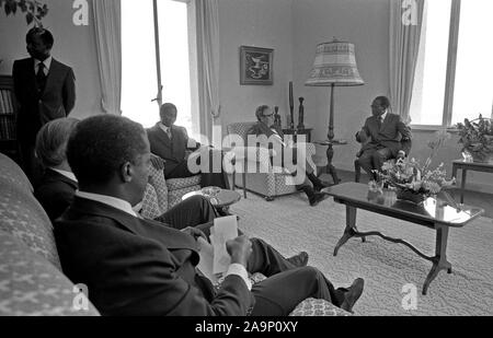 1976, Mai 1 - Präsident's Palace - Dakar, Senegal (Afrika) - Henry Kissinger, Leopold Senghor, andere - in den Stühlen und Sofas sitzen, reden Staatssekretär Reise nach Afrika; Treffen mit den senegalesischen Präsidenten Leopold Senghor Stockfoto