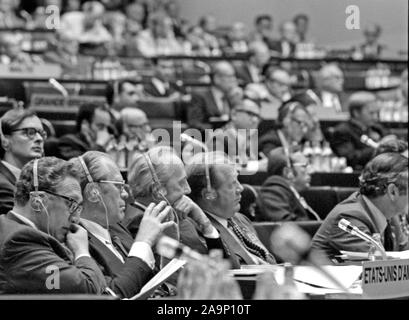 August 1975 - Präsident Gerald R. Ford, Henry Kissinger, und der US-Delegation zu Gesprächen in Finlandia Hall während der Konferenz über Sicherheit und Zusammenarbeit in Europa (KSZE) in Helsinki, Finnland Stockfoto