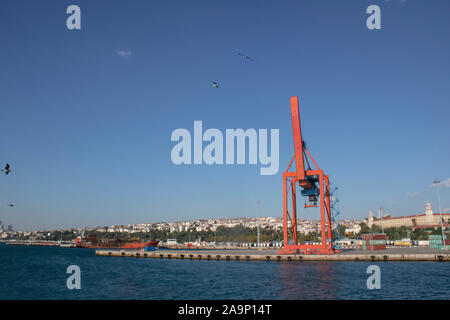 Istanbul, Türkei - Juli 07, 2019: Haydarpasa Hafen in Istanbul, Türkei. Terminal ist das wichtigste Handelshafen in der asiatischen Seite der Stadt. Stockfoto