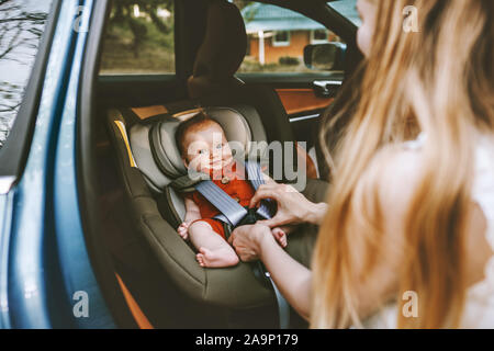 Die Mutter das Baby in Safety Car Seat Familie Lebensstil Kinderbetreuung Transport Reise Urlaub Stockfoto