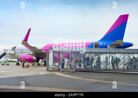 DORTMUND, Deutschland - Oktober 04, 2019: Die Menschen in der Schlange, die für die Aufbringung Flugzeug am Flughafen Dortmund, Deutschland Stockfoto