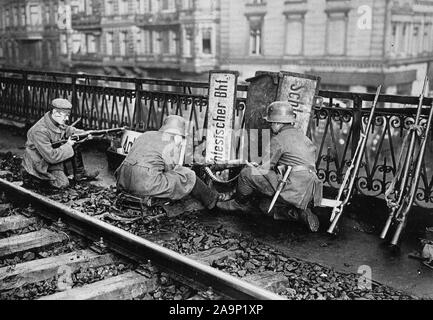 Deutsche Revolution - Spartacus Soldaten Verteidigung der Bahnhof in Berlin, Deutschland. Diese Festung war lange nach der Revolution durch die deutschen Truppen niedergeschlagen wurde ca statt. 1918-1919 Stockfoto