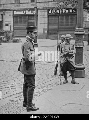 Deutsche Revolution - Veranstaltungen in Oberschlesien. Französische wachen und Deutsche Polizei bewacht die Straße nach Bogutschuetz, der Bereich, in dem die polnischen Aufständischen ihre Operationen begann Ca. 1919-1924 Stockfoto